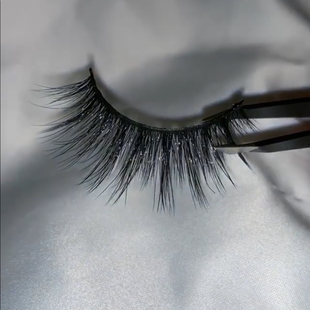 Hermosa style strip lashes